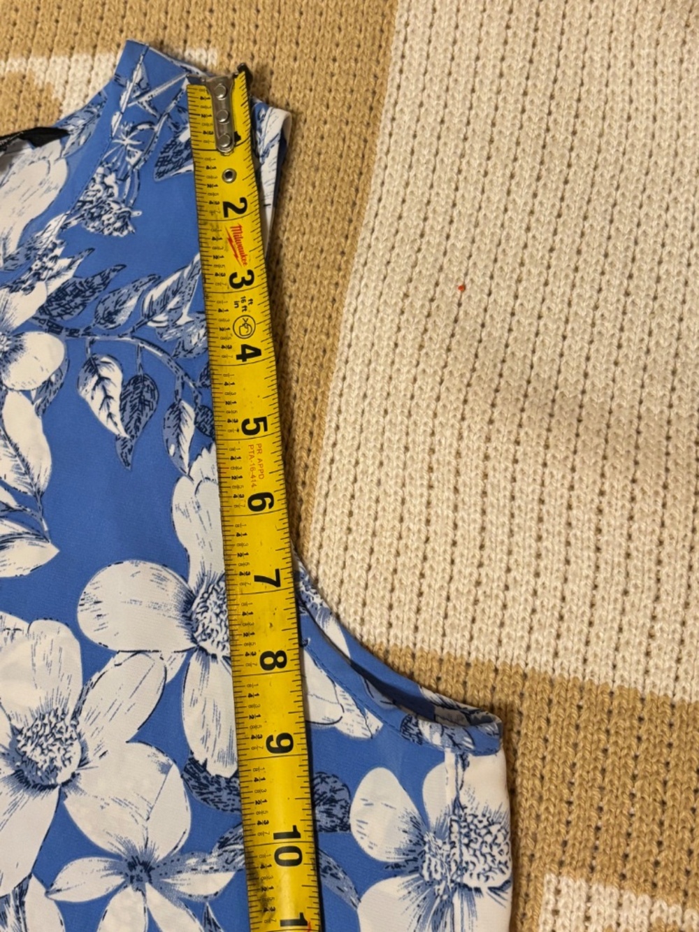Women’s Sleeveless Top Blue/White Sz Large Scoop Neckline - Picture 10 of 10